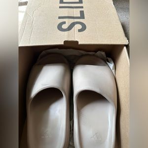 Yeezy slide Color Pure, size 5boys